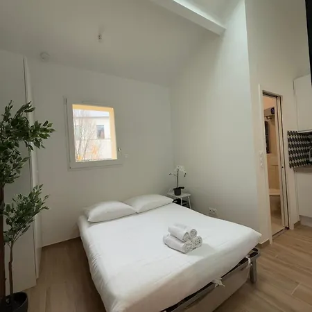 Nest By Eiffel Tower And Roland Garros * Paris